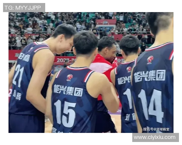 广东U22男篮夺冠感人一幕,杜锋进场拥抱佟佳俊,送别外甥职业生涯! 广东U22男篮夺冠感人一幕,杜锋进场拥抱佟佳俊,送别外甥职业生涯!