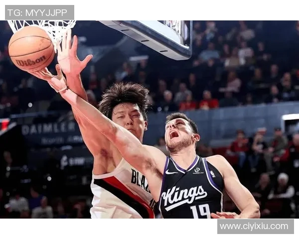 场边小花絮：杨瀚森抢篮板犯规时，斯普利特为其鼓掌给予鼓励